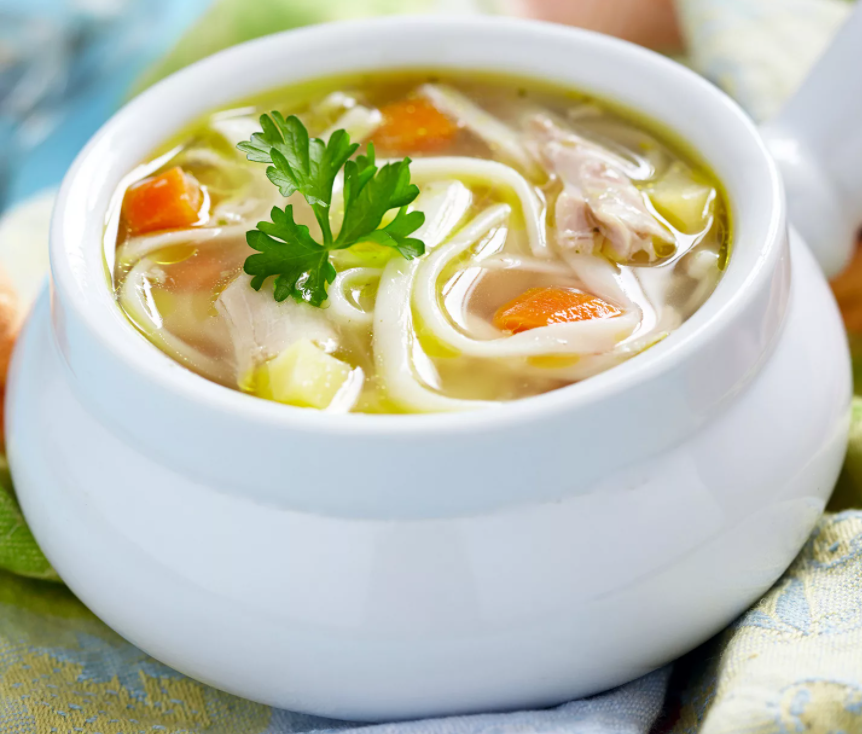 Простой суп с лапшой. Суп лапша домашняя 250г. Куриный суп с лапшой. Куриный суп с домашней лапшой. Суп с яичной лапшой и курицей.