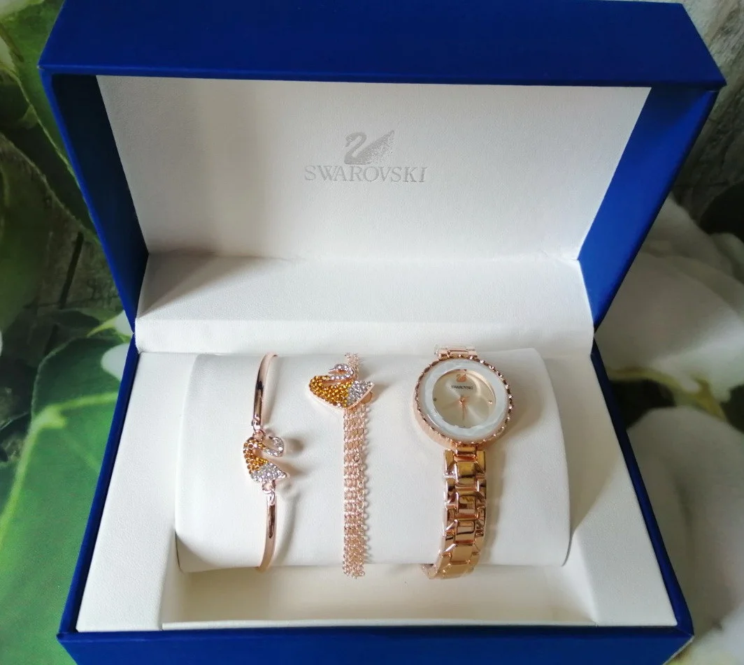Набор часы браслеты. Подарочный набор Swarovski. Часы и браслеты Сваровски. Набор часы и браслет Swarovski. Подарочный набор Swarovski с часами.