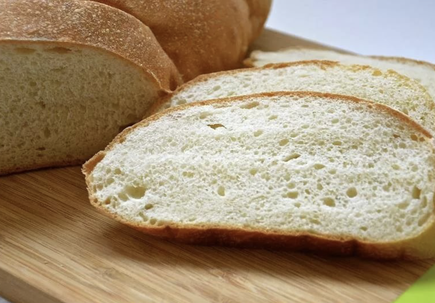 Домашний хлеб на молоке рецепт. Хлеб. Домашний хлеб. Хлеб в разрезе. Кусок белого хлеба.